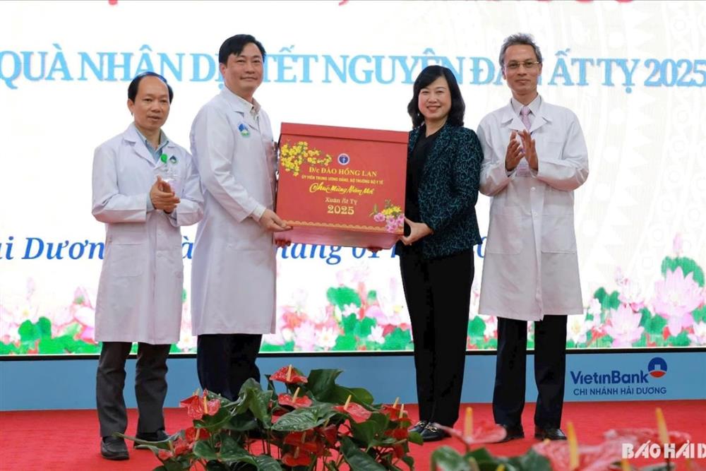 Bộ trưởng Y tế Đào Hồng Lan đã đến thăm, tặng quà cho bệnh nhân và các cán bộ, nhân viên y tế tại Bệnh viện Đa khoa tỉnh Hải Dương nhân dịp Tết Nguyên đán 2025